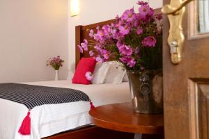 A bed or beds in a room at El Serafin Hotel Boutique