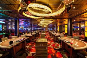 een casino met een stel tafels en gokautomaten bij Nugget Casino Resort in Reno