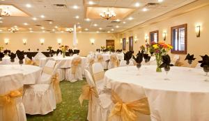 Un restaurante u otro lugar para comer en Ramada by Wyndham Tucson 42 fotos más