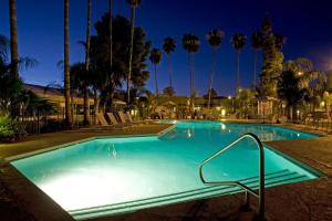 Bazén v ubytování Ramada by Wyndham Tucson nebo v jeho okolí