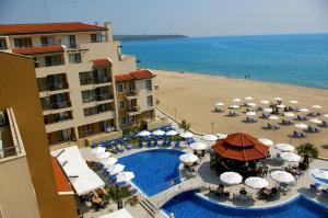 Blick auf ein Hotel mit Strand und Swimmingpool in der Unterkunft Obzor Beach Resort in Obsor + 92 Fotos