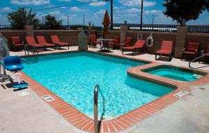 Best Western Plus San Antonio East Inn & Suites tesisinde veya buraya yakın yüzme havuzu