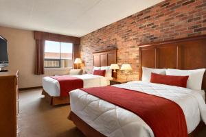 מיטה או מיטות בחדר ב-Travelodge by Wyndham North Bay Lakeshore