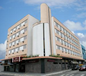 um grande edifício numa rua em frente a um edifício em Antico Plaza Hotel em Taubaté