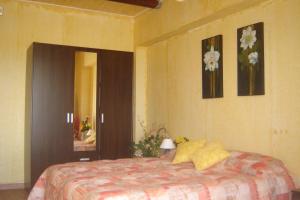 a bedroom with a bed and flowers on the wall at Agriturismo Isidoro in Fertilia