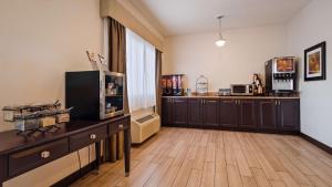 TV tai viihdekeskus majoituspaikassa Best Western Plus Eagleridge Inn & Suites