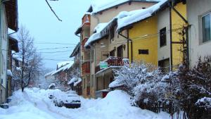 バンスコにあるファミリー ホテル サント バンスコの雪に覆われた街道