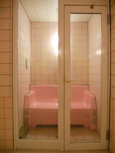 baño con aseo rosa en una habitación en Hotel Mare (Adult Only), en Akashi