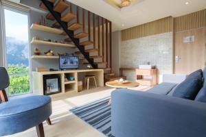 sala de estar con sofá azul y chimenea en LaRio Hotel Krabi-SHA Extra Plus, en Ao Nang Beach