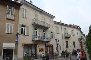 een gebouw op een straat waar mensen voor lopen bij Relais Al Bel San Domenico in Alba