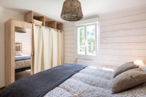 a bedroom with a bed and a window at Fleur d'eau in Montperreux