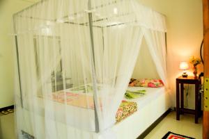 Кровать или кровати в номере sigiriya flower guest