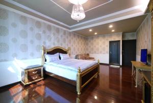 una camera da letto con un letto e un lampadario di Chi Chi B&B a Tainan Altre 13 foto