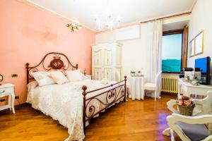 Posteľ alebo postele v izbe v ubytovaní Ripa Medici, camere con vista e parcheggio incluso