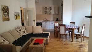 Kuchyň nebo kuchyňský kout v ubytování M&M Apartman 2