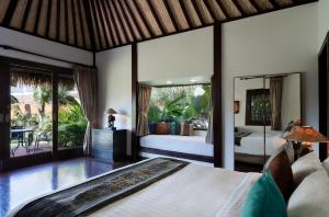 ein Schlafzimmer mit einem großen Bett und einer Terrasse in der Unterkunft Mali Resort Sunrise Beach in Ko Lipe