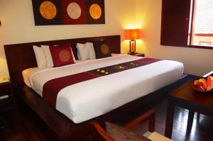 A bed or beds in a room at Hotel Nikko Bali Benoa Beach