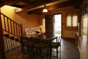 Espinareda de Vega的住宿－Casa Rural Magdalena，一间带桌椅的用餐室