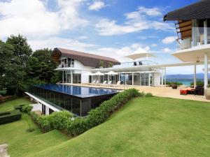 una grande casa con piscina nel cortile di Villa Sapna by Elite Havens a Ban Pa Khlok