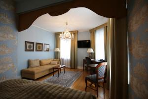 TV a/nebo společenská místnost v ubytování Boutique Hotel Yöpuu