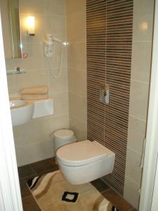 Un baño de Hotel Excelsior