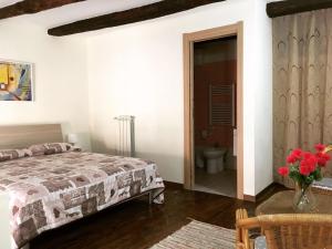 ナポリにあるVertecoeli Homeのベッドルーム1室(ベッド1台、テーブルの上に花瓶1枚付)
