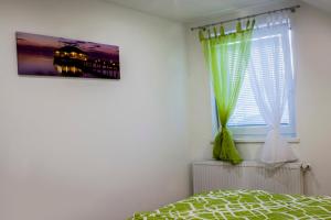 um quarto com uma cama e uma janela em Apartmani Anna em Sveti Martin na Muri