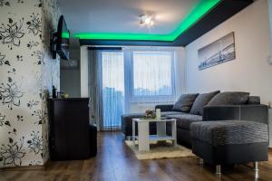 a living room with a couch and a green ceiling at Apartmani Anna in Sveti Martin na Muri