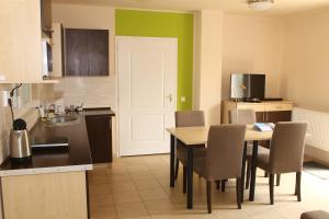 Írisz Apartmanház的厨房或小厨房