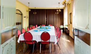 comedor con mesa y sillas rojas en Schützenhof, en Neuhof