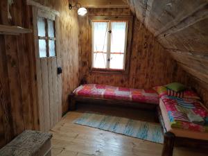 Habitación pequeña con cama en una casa de madera en Stodola Sonja en Lúčky