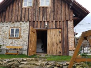 un granero con una puerta de madera delante en Stodola Sonja en Lúčky