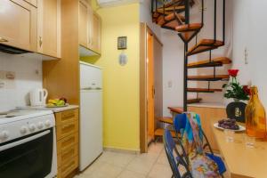 kuchnia ze stołem i kuchenką górny piekarnik w obiekcie Ifigenia Rooms w Chanii +5 zdjęć