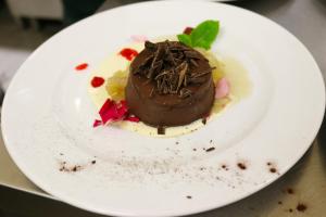 un postre de chocolate en un plato blanco en una mesa en Agriturismo Puntarelle, en San Donato di Lecce