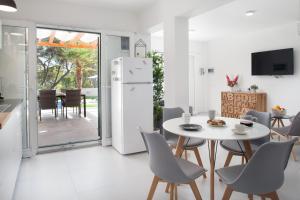 a kitchen and dining room with a white table and chairs at BOLero in Bol