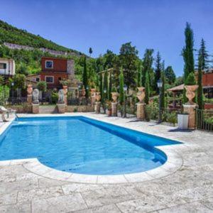 une grande piscine bleue dans une cour dans l'établissement Hotel Guerrinuccio, à Celano