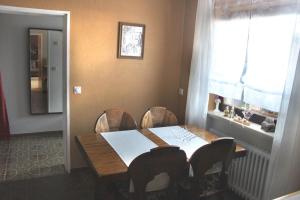 een eetkamer met een tafel en stoelen en een raam bij Ferienwohnung Buedinger Weg in Gründau