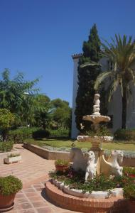 ミハス・コスタにあるSea view apartment in Mirafloresの花の咲く庭園の噴水