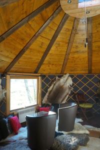 Ein Zimmer mit zwei Stühlen und einer Holzdecke in der Unterkunft Hardanger Basecamp in Osa