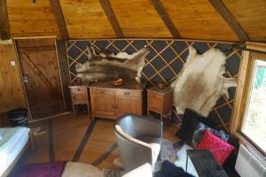 ein Zimmer mit einem Tisch und einem Stuhl in einem Zimmer in der Unterkunft Hardanger Basecamp in Osa