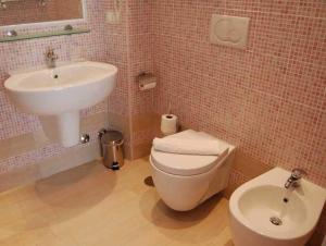 łazienka z białą toaletą i umywalką w obiekcie Casa Cleo w Rzymie +24 zdjęcia