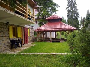 einen Pavillon im Hof eines Hauses in der Unterkunft Apartmani Smreka Vlašić in Vlasic