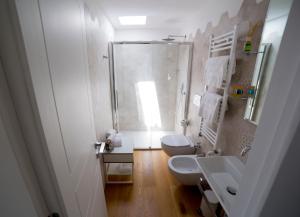 ein Bad mit einer Dusche, einem WC und einem Waschbecken in der Unterkunft Casa Festa Rooms in Matera