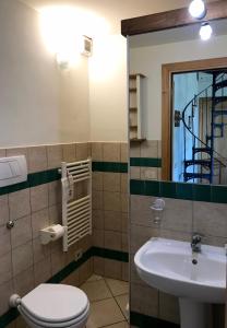 y baño con aseo y lavamanos. en Agriturismo Valle Siriaca, en Castelnuovo di Porto