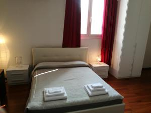 ボローニャにあるResidenza Piazza Dei Martiri 8のベッドルーム1室(ベッド1台、タオル2枚付)