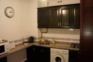 a kitchen with a sink and a washing machine at Apartamento San Benito "B" in Seville
