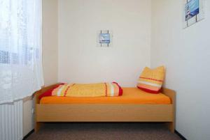 ベンサージールにあるFerienhaus Seebriseのベッド1台(枕2つ付)