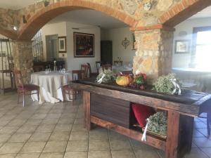 un comedor con una mesa con verduras. en Villa Loreto en Alguer