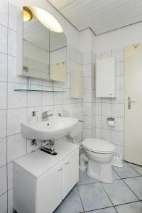 ベンサージールにあるFerienwohnung Schatzinselの白いバスルーム(洗面台、トイレ付)
