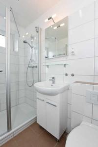 ベンサージールにあるFerienwohnung Perlmuschelのバスルーム(シャワー、洗面台、トイレ付)